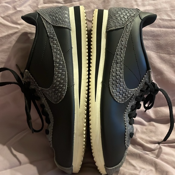 Nike, Cortez, Shoe, sz 9.5 w, good condition - Picture 3 of 4